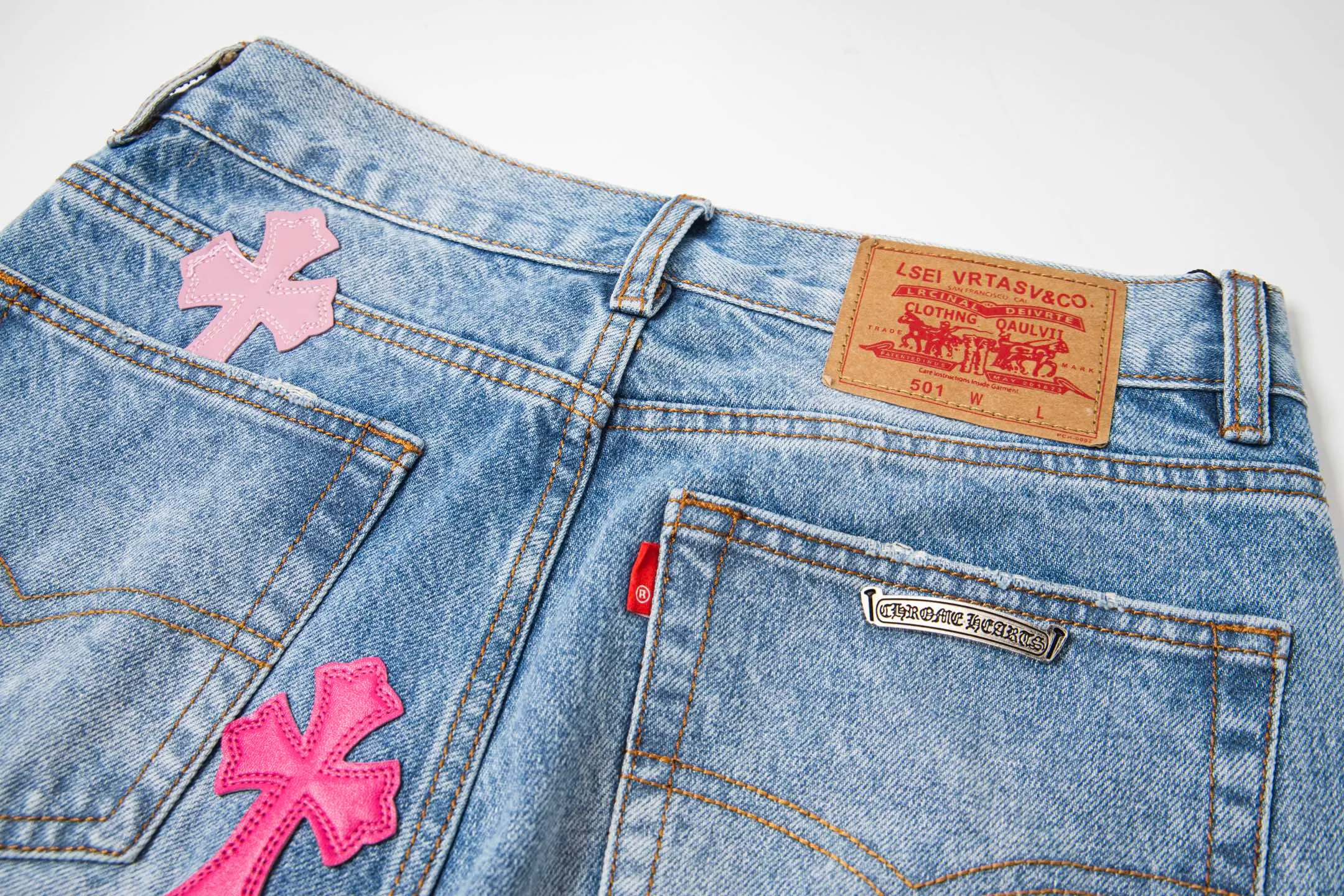 P260 (Higher version, evergreen version) Chrome Hearts 25FW CH blue trousers pink leather cross bamboo jeans. They adopt patchwork elements, mostly in the shape of a cross, with glitter on the leather surface. Unique design, simple and elegant details, exquisite workmanship, neat lines of the entire trousers, and perfect details! It’s also so cool that both men and women can easily control it. It’s a gender-neutral trendy up version. Style number: 1728# Color: blue pants and pink leather Size: 28 30 32 34 36
